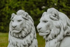 Gartendekoparadies Animaux-Immense lion de pierre sur socle tourné vers la droite