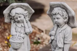 Gartendekoparadies Enfants & Anges-Jeune couple avec parapluie