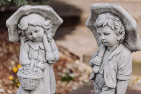 Gartendekoparadies Enfants & Anges-Jeune couple avec parapluie
