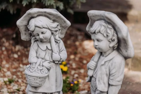 Gartendekoparadies Enfants & Anges-Jeune couple avec parapluie