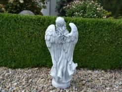 Gartendekoparadies Enfants & Anges-La figure d'ange se tient solidement sur une surface en pierre
