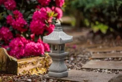 Gartendekoparadies Lanternes En Pierre-Lampe en pierre tachi-gata : symbole de la culture asiatique