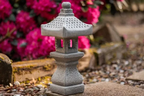 Gartendekoparadies Lanternes En Pierre-Lampe en pierre tachi-gata : symbole de la culture asiatique