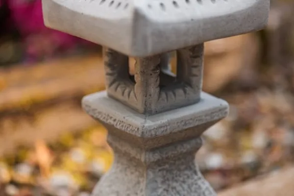 Gartendekoparadies Lanternes En Pierre-Lampe en pierre tachi-gata : symbole de la culture asiatique