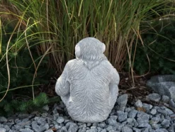 Gartendekoparadies Animaux-Le chimpanzé mignon observe des personnes