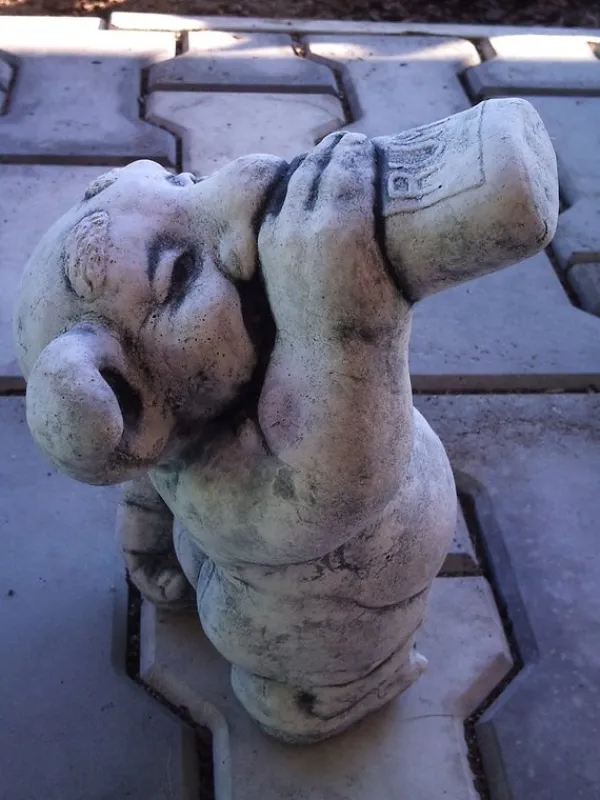 Gartendekoparadies Trolls-Le troll comme un nez de schnaps
