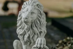 Gartendekoparadies Animaux-Lion avec bouclier sur la patte gauche