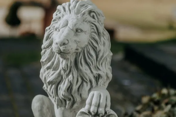 Gartendekoparadies Animaux-Lion avec bouclier sur la patte gauche
