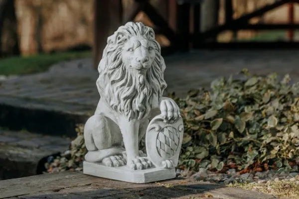 Gartendekoparadies Animaux-Lion avec bouclier sur la patte gauche