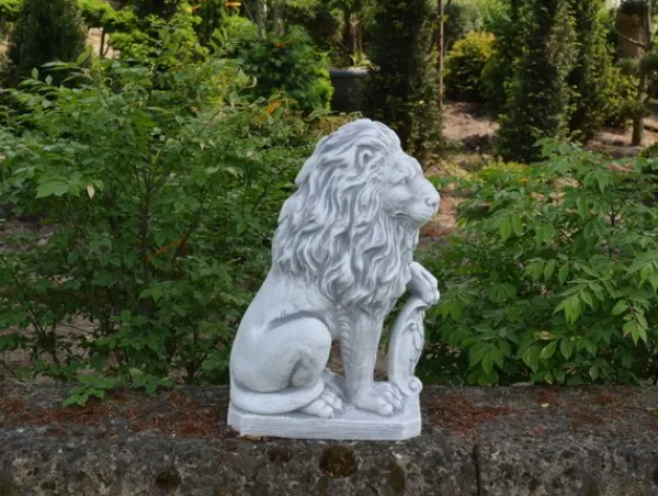 Gartendekoparadies Animaux-Lion avec bouclier sur la patte gauche