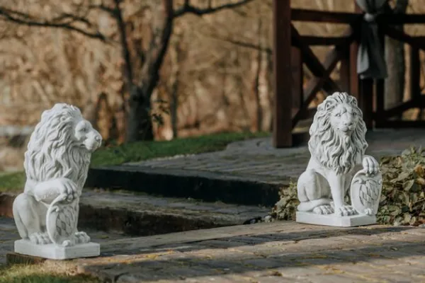 Gartendekoparadies Animaux-Lion avec bouclier sur la patte gauche