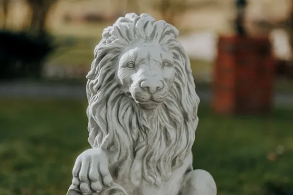 Gartendekoparadies Animaux-Lion avec bouclier sur la patte droite