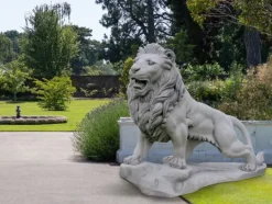 Gartendekoparadies Animaux-Lion de pierre sur rocher : regardant vers la gauche