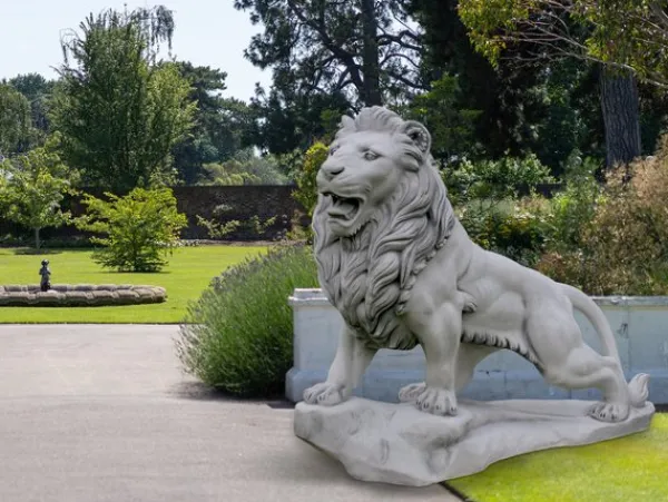 Gartendekoparadies Animaux-Lion de pierre sur rocher : regardant vers la gauche