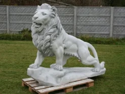 Gartendekoparadies Animaux-Lion de pierre sur rocher : regardant vers la gauche