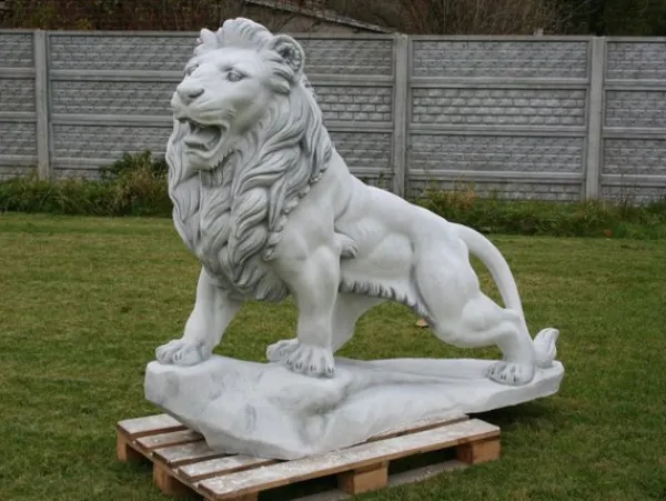 Gartendekoparadies Animaux-Lion de pierre sur rocher : regardant vers la gauche