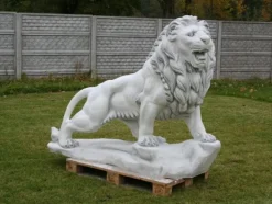 Gartendekoparadies Animaux-Lion de pierre sur rocher : regardant vers la droite