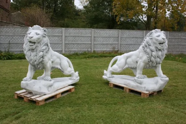 Gartendekoparadies Animaux-Lion de pierre sur rocher : regardant vers la droite