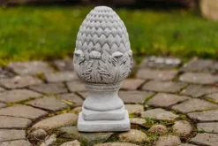 Gartendekoparadies Belle-Magnifique pomme de pin comme ambassadrice
