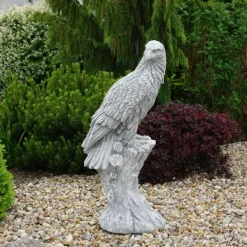 Gartendekoparadies Animaux-Énorme aigle sur souche d'arbre