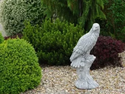 Gartendekoparadies Animaux-Énorme aigle sur souche d'arbre
