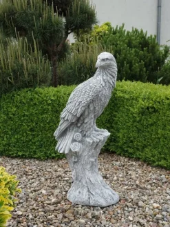 Gartendekoparadies Animaux-Énorme aigle sur souche d'arbre