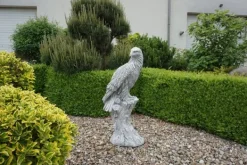 Gartendekoparadies Animaux-Énorme aigle sur souche d'arbre