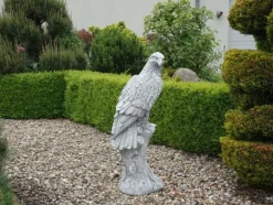 Gartendekoparadies Animaux-Énorme aigle sur souche d'arbre