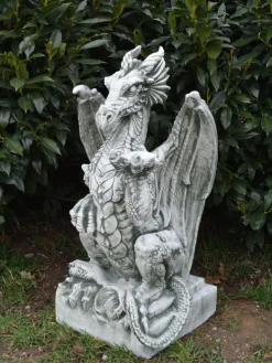 Gartendekoparadies Animaux-Énorme dragon sur un piédestal