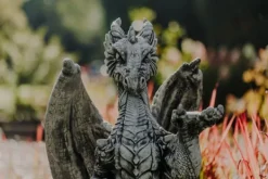 Gartendekoparadies Animaux-Énorme dragon sur un piédestal