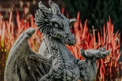 Gartendekoparadies Animaux-Énorme dragon sur un piédestal