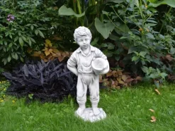 Gartendekoparadies Enfants & Anges-Petit garçon avec jardinière