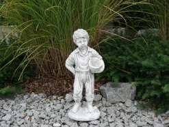 Gartendekoparadies Enfants & Anges-Petit garçon avec jardinière