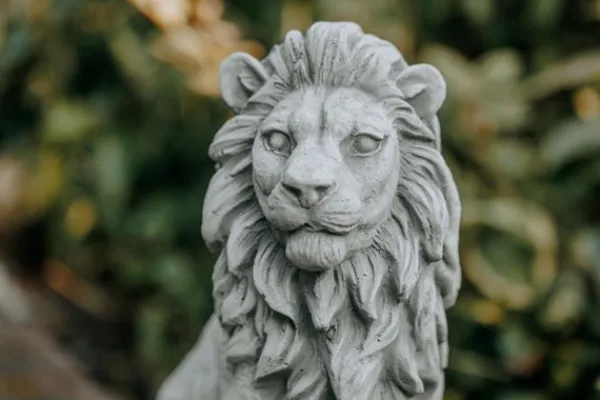 Gartendekoparadies Animaux-Petit lion tourné vers la droite