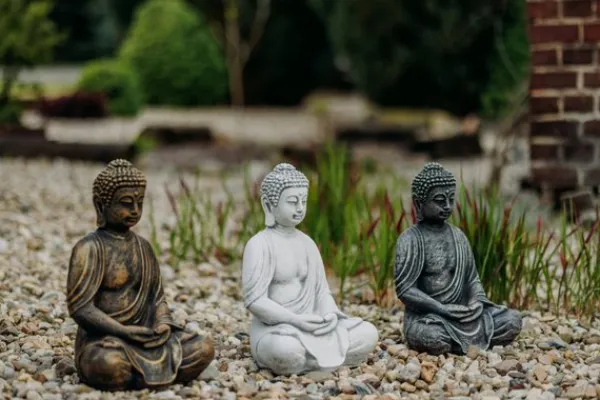 Gartendekoparadies Bouddhas-Statue de Bouddha assis avec coloration exclusive
