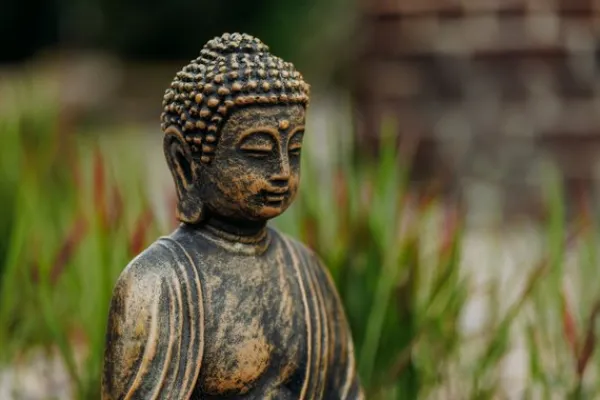 Gartendekoparadies Bouddhas-Statue de Bouddha assis avec coloration exclusive