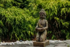 Gartendekoparadies Bouddhas-Statue de Bouddha enchanteresse sur un piédestal