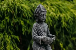 Gartendekoparadies Bouddhas-Statue de Bouddha enchanteresse sur un piédestal