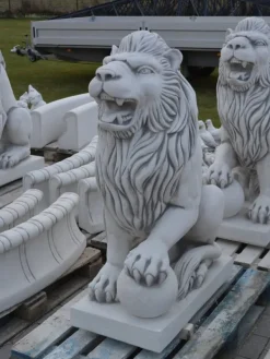 Gartendekoparadies Animaux-Statue de lion à gauche avec ballon