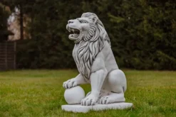 Gartendekoparadies Animaux-Statue de lion avec boule à droite