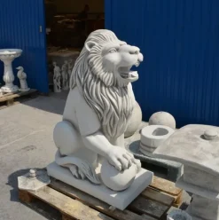 Gartendekoparadies Animaux-Statue de lion avec boule à droite