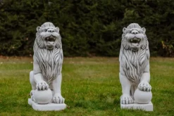 Gartendekoparadies Animaux-Statue de lion avec boule à droite