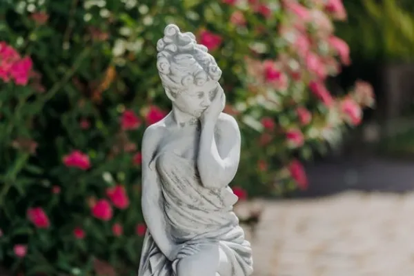 Gartendekoparadies Figures & Statues-Statue d'une femme avec une robe richement drapée