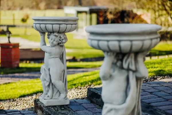 Gartendekoparadies Jardinières-Statue garçon avec bol de plantes à droite