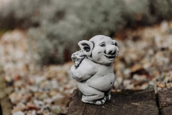 Gartendekoparadies Trolls-Troll avec un somptueux bouquet de fleurs