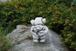 Gartendekoparadies Trolls-Troll avec un somptueux bouquet de fleurs