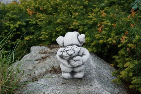 Gartendekoparadies Trolls-Troll avec un somptueux bouquet de fleurs