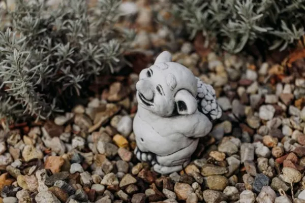 Gartendekoparadies Trolls-Troll avec un somptueux bouquet de fleurs