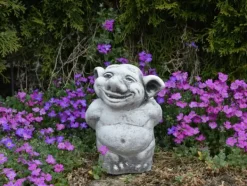 Gartendekoparadies Trolls-Troll avec un somptueux bouquet de fleurs