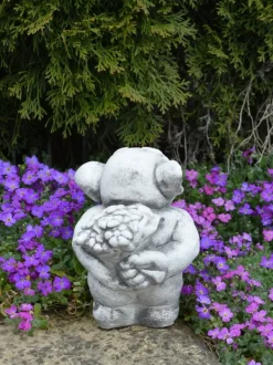 Gartendekoparadies Trolls-Troll avec un somptueux bouquet de fleurs